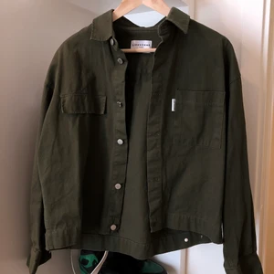 Militärgrön overshirt - En croppad/boxig modell från LIEU HOMME. Köpt på butiken Åland i Bangkok 2018 nypris 1200kr