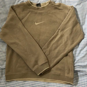 Vintage Nike Troja - Säjer denna superfint vintage Nike troja som jag köpte i Skottland! Sitter lite oversized på. Neutral färg så passar med allt <3