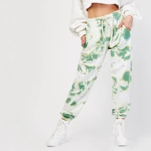 Tie dye mjukisbyxor  - Helt nya mjukisbyxor som endast provats. De är vit/gröna, har fickor och kan knytas. Bilderna är inte mina. Kan skicka fler bilder om det önskas.