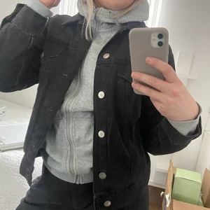  jeansjacka från HM! - Fin svart-grå jeansjacka från HM!! Stl. 38🖤