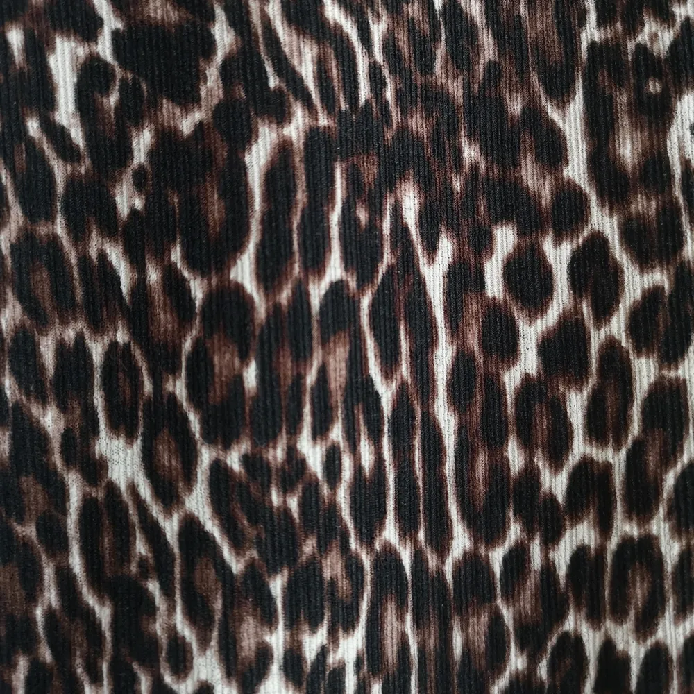 Leopardmönstrad topp med lite högre hals🤎. Toppar.