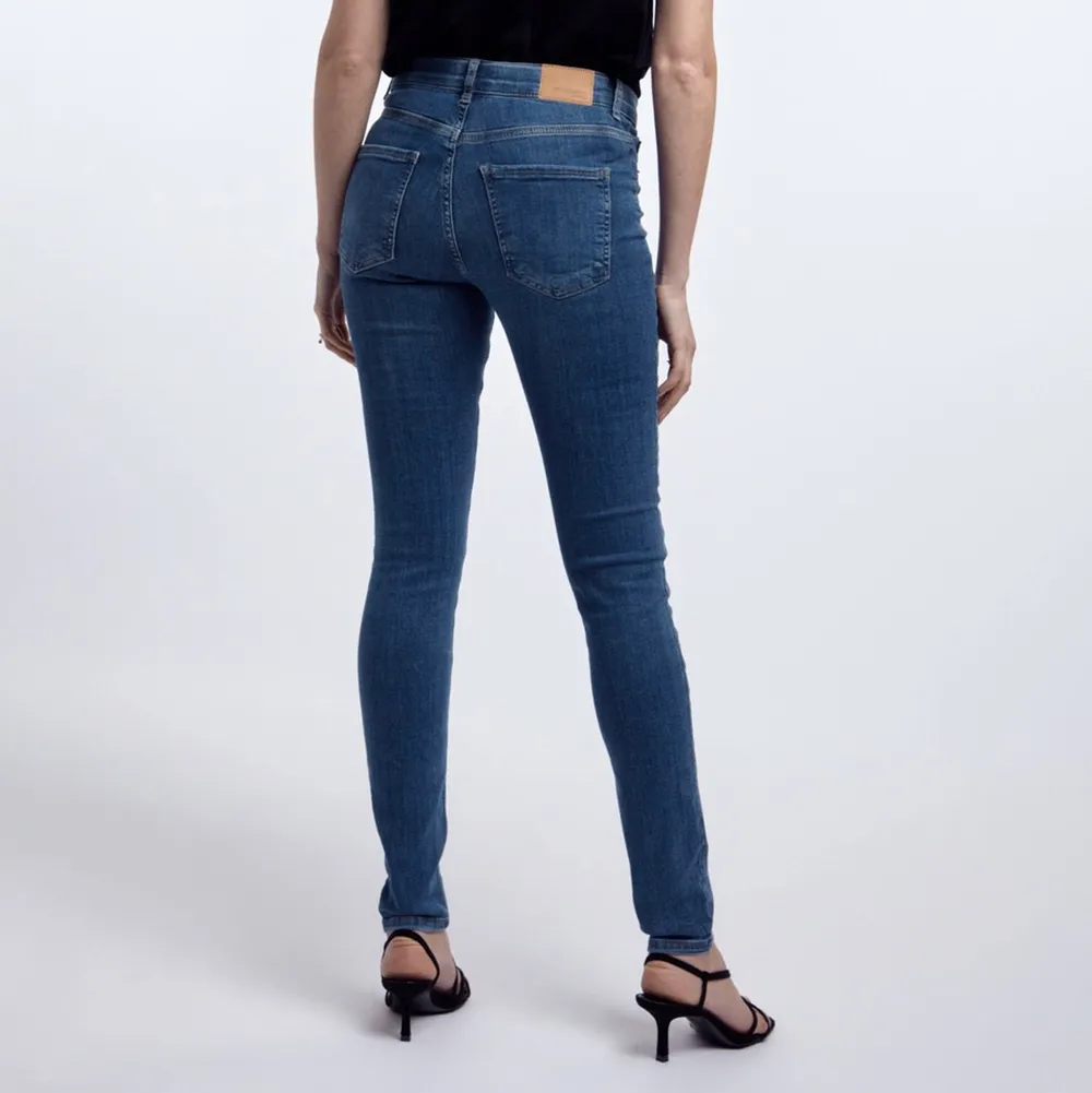 Lågmidjade jeans som passar XS-S/34-36 i modellen Bonnie. Säljer dom för att dem är för små för mig. Jeans & Byxor.