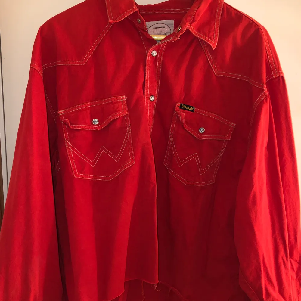 Cool röd vintage skjorta/overshirt från wrangler! Fint skick och bra material! Oversized passform men kort i modellen, storlek xxl men passar på storlek S,M & L också om man gillar den pösiga looken. Jackor.