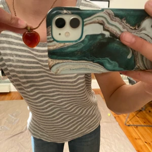 Halsband - Säljer ett jättefint halsband som har ett rött hjärta på❤️ som är av glas! Aldrig använd, helt nytt från  Desert Design! Hör av er vid frågor och liknanden köparen står för frakt 