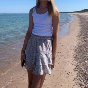 Kjol från HM - Kjol från HM i storlek M, köpt i. Köpt i sommars använd få gånger. Kickar mer bilder om intresserad!