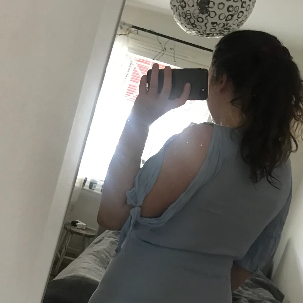 this very cute blue dress is sadly too short for me now, but I loved it a lot! It’s a size 38 and has little yellow stains on the back as well. It’s cute and off shoulder on the sides! . Klänningar.
