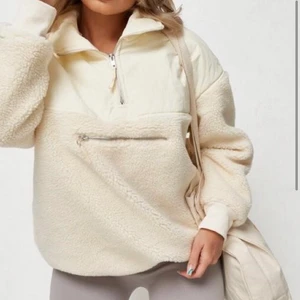 Oversize Jacka/Tjocktröja!  - Helt oanvänd med lappar då den inte riktigt var min stil❤️ser ut exakt som på bilden! Köpt för 450kr! 💫köparen står för frakten