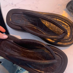 Sandaler  - Trendiga ”flip flops” i läderimitation från nakd, skit snygga! Helt oanvända. Köparen står för frakt ☺️ pris kan diskuteras!