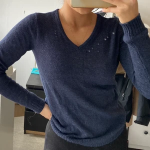 Tröja från Vila - Marinblå tröja från Vila. Inköpt för 3 år sedan, så i använt skick. I storlek XS men passar nog en med S också. Säljer pga att jag inte använder den längre. 