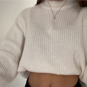 Stickad tröja - Superfin vit stickad tröja från Monki! Använd fåtal gånger så den är i bra skick! Har stoppat in den på bilderna 🤍 frakten ingår inte i priset!