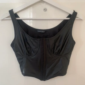 Svart skinn tröja - Så snygg och trendig svart skinn tröja 