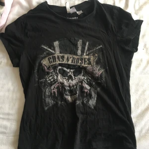 Guns n’rosens t-shirt  - Säljer denna t shirt🖤🖤 köpare står för frakt 