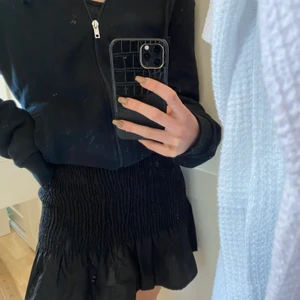 Svart kjol - Helt ny svart kjol, aldrig använd, prislapp kvar. Super fin och passar till allt💕💕