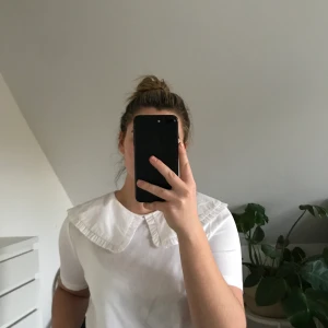 T-shirt med krage - Vit t-shirt med krage, perfekt att ha under en stickad tröja. Passar 36/38, 60kr elr högst bjudande🌸 Köpare står för frakt.
