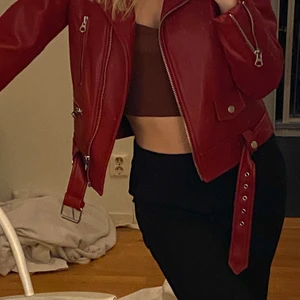 Skinnjacka - Säljer denna skitsnygga röda skinnjacka från zara i storlek XS! Den har endast använts ett fåtal gånger och är därför i väldigt fint skick❤️