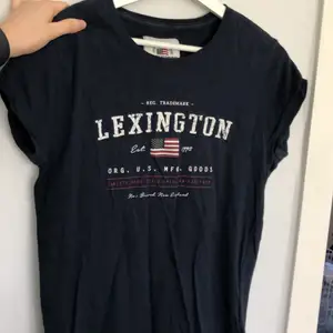 Marinblå lexington tshirt, kan strykas innan postning. Storlek XS, pris kan diskuteras