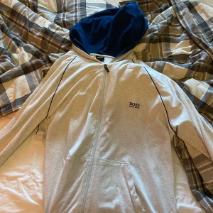 Hugo boss hoodie  - Väldigt bra sick säljer den för den är för stor för mig 