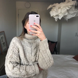 Stickad tröja  - Beige stickad tröja från H&M, storlek S och i bra kvalitet!✨  