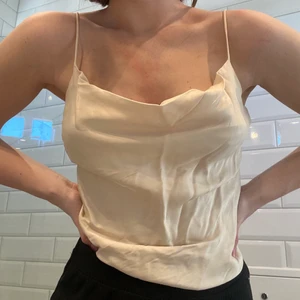 Satinlinne - Beiget linne i satin med en cowl neck från zara. Använd kanske 2 gånger. Storlek XS men skulle säga att den rätta storleken är S/M