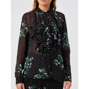 GANNi Dröm « Rometty Georgette » blus  - GANNI Dröm “Rometty Georgette” blus skjorta med finaste volanger tygvolym på framsida Storlek 36  Nyskick Svart med vit prickig och blommig mönster. Material: viskos  *RÖKFRI OCH DJURFRI HEM*
