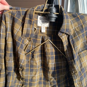 Vintage croppad skjorta från beyondretro - Köptes i höstas för 400 kr på beyond retro i Göteborg. Knappt använd och inga fläckar eller liknande. Säljer då den ej kommer till användning, men är av bra kvalitet mm. Fraktar endast (vilket jag bjuder på)