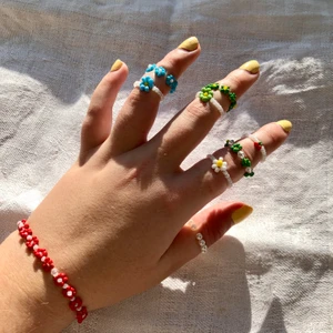 Ringar - Massa olika ringar, finns även fler enfärgade men alla kom inte med på bild. Enfärgade kostar 15 och blom ringar 25. Billigare om man köper fler + en ring på köpet! 👍❣️.                                                                  För mer följ exk.design på instagram. 
