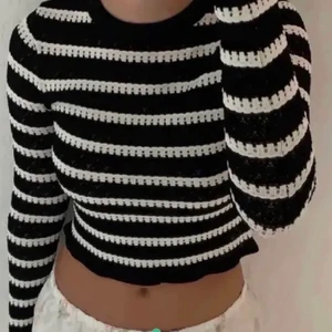 Randig tröja zara - (Första bilden är lånad) säljer min fina slutsålda randiga tröja från zara eftersom den inte kommit till andväning, andvänd 2ggr så skicket är som en ny. Köparen står för frakten( ingår INTE i priset som budas för tröjan). Buda i komentarerna!!! (Minst 20kr mellan buden) HÖGSTA BUD 400!!!!