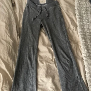 Gråa mjukisbyxor  - Gråa mjukisbyxor i fint skick. Bootcut modell i plyschtyg. Säljer då de har blivit för små. Använd fåtal gånger. Köparen står för frakt. Kan även mötas upp.