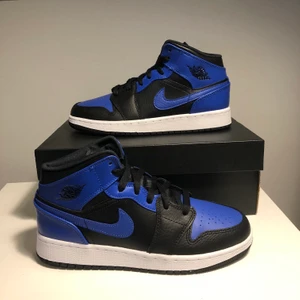 Jordan 1 Mid ”Hyper Royal” GS - Helt nya Jordans, aldrig använda. Finns i storlek 38 & 39. Kan fraktas på köparens bekostnad eller mötas i Gävle. Fraktas dubbelboxat och leveranstiden är 1-2 arbetsdagar. Digitalt kvitto & box ingår givetvis!
