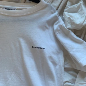 Balenciaga tshirt strl S - En vit ”dam” t shirt, vit 