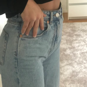 Weekday Jeans - Säljer dessa fina vida jeansen ifrån Weekday i modellen ACE, i strl W 24 L 32. Använda ett fåtal ggr och i nyskick har klippt de själv och är perfekt längd till 160-165 🤝 
