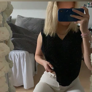 Stickad vest! - Kommer inte till användning! Svart och mjuk och man behöver inte ha något under då den sitter ganska tajt även fast det är sorken L! ! 💕