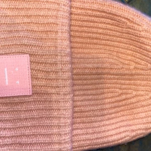 ACNE MÖSSA - ACNE studios mössa i babyrosa/ljusrosa. Använd ett fåtal gånger!