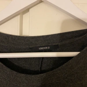 långklänning  - Grå ”t-shirts ” klänning från forever 21 , jag är ca 168 och den går ner till mitten av vaderna på mig💕💕