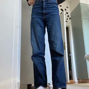 Ett par snygga mörkblå jeans från Monki! De kommer inte till användning därför säljer jag dem. De är stora i storleken jag har vanligtvis 26 i jeans men de här är 24 och passar perfekt☺️ katt och hund finns i hem. Frakt tillkommer!
