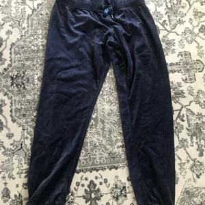 Velour byxor - Från Gina  dem är för stora för mig så kan ej ta bild på hur dem sitter på