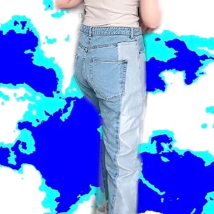 Ljusa Mom jeans - Skiiitsnygga ljusa momjeans med revärer i glittrig silver. Tyvärr passar inte storleken mig längre.   De är använda men i fint skick! Fransade och kortare fram. 💖