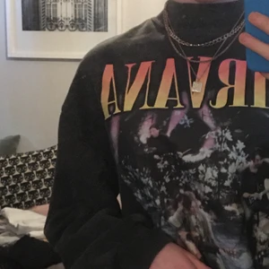 Nirvana sweatshirt  - Mysig oversized sweatshirt med nirvana-tryck både där fram och på ryggen. Skriv till mig för bättre bilder. Storlek XS då det är meningen att den ska vara stor. Använd ca 2 gånger och är i mycket fint skick. Säljer pga passar inte mig.
