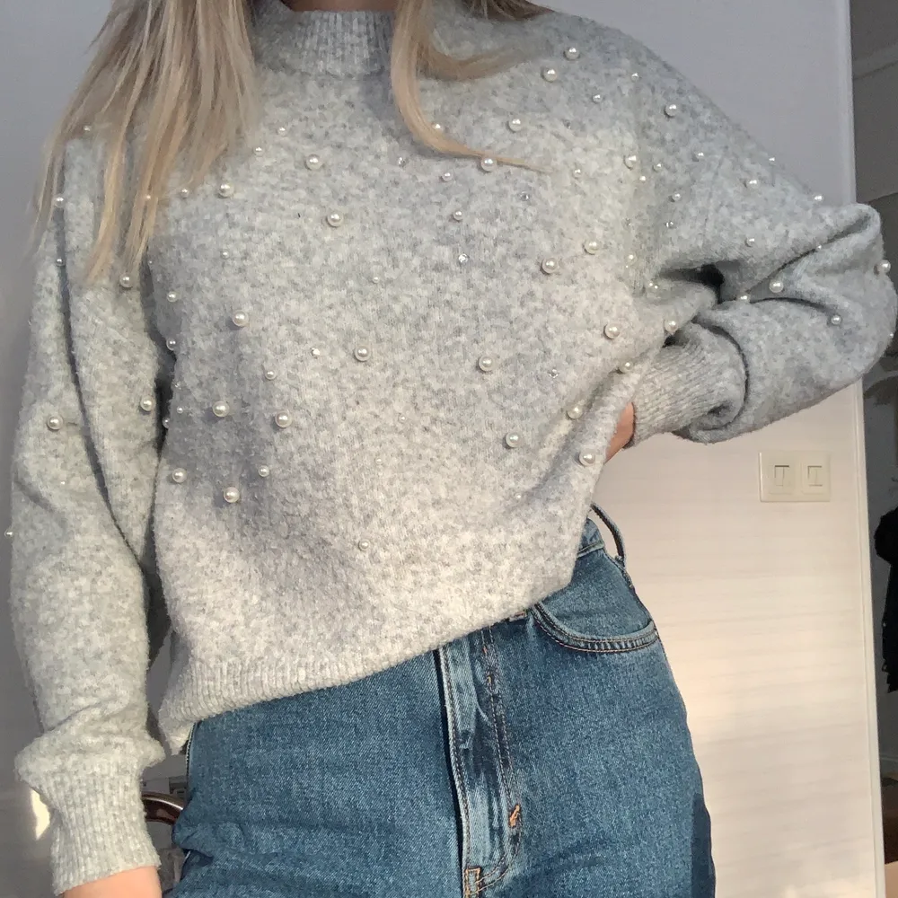 Grå stickad tröja med pärlor och mindre ”diamanter” från H&M. 💕 Använd men fortfarande mjuk och i bra skick. Är lite oversized skulle jag säga då den sitter såhär på mig som är XS/S. Säljer då jag inte använder längre, kan samfraktas med annat!😊. Neuleet.