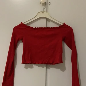 Röd topp  - En väldigt söt topp som jag skulle säga är som en (magtröja) storlek S men skulle mer säga att den är XS För frågor om toppen eller mer bilder på toppen är de bara att skriva 💕