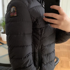 Parajumper  - Säljer denna fina pjs jacka då jag växt ur den. Köpt för 3299 men priset kan diskuteras. Den är såklart äkta och som nyskick. 