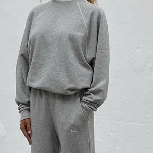 Sweatshirt  - GÅ IN PÅ MIN PROFIL för fler trendiga plagg, jeans, väskor, klänningar etc! 🥰🌟 Säljer min A-dsgn sweatshirt (oanvänd) storlek S. Buda i kommentarerna💗