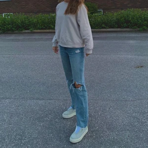 Jeans - Säljer mina as snygga jeans från River Island som jag köpte här på plick!!😍 Jag är 1,75 och dom går ner till skorna till mig!!🥰 kan frakta om köparen står för frakten☺️ säljer för 350 + frakt, (frakten brukar ligga på 48kr) budgivning om många är intresserad!❤️