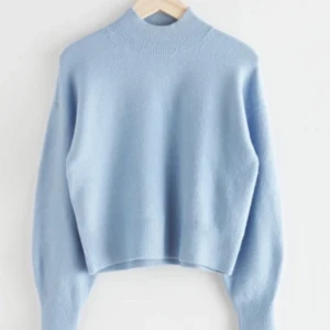 & other stories stickad tröja - Slutsåld superfin ljusblå stickad tröja från & other stories i storlek S. Ordinarie pris 390, mitt pris: 200+frakt 🥰 (finns dessutom i vit och beige på min sida)