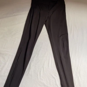 Tränings byxor  - Säljer mina svarta träningsbyxor. Kostar 75kr, frakt tillkommer. Storlek M. Inga skador 