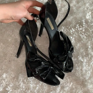 Klackskor med 🎀  - Bra skick! Köparen står för frakten⭐️