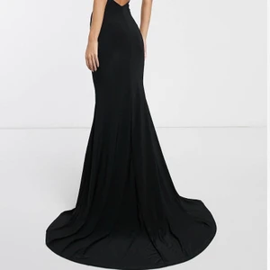 Balklänning! - Balklänning från club L London. Köpt förra året men aldrig använd. Lappar kvar. Storlek 36. Strechig och skön. Extra långt släp.