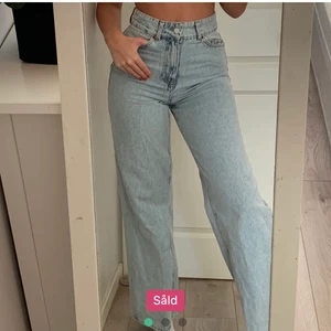 Jeans - Säljer ett par jeans som jag köpte på Plick, som tyvärr inte passade då jag är för kort, så nu säljer jag dom istället. (Bilder från hon jag köpte byxorna av)