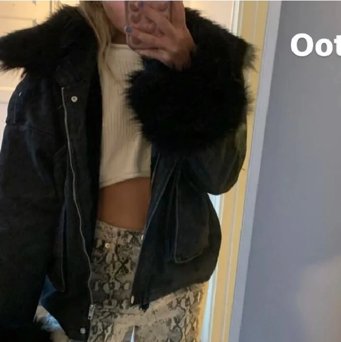 Svart jeansjacka med päls