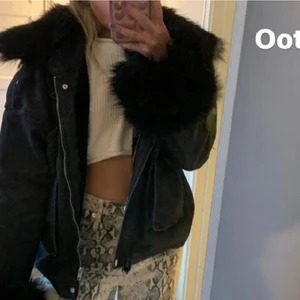 Svart jeansjacka med päls - Säljer denna supersnygga jeansjacka med päls! Då den inte används. Stl s⭐️! Budgivning avslutas idag!!